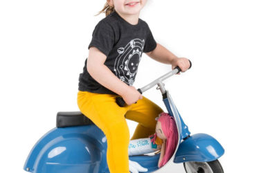 Primo Vespa-style scooter for kids by Ambosstoys