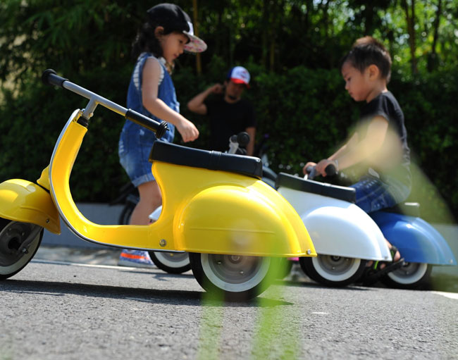 Primo Vespa-style scooter for kids by Ambosstoys