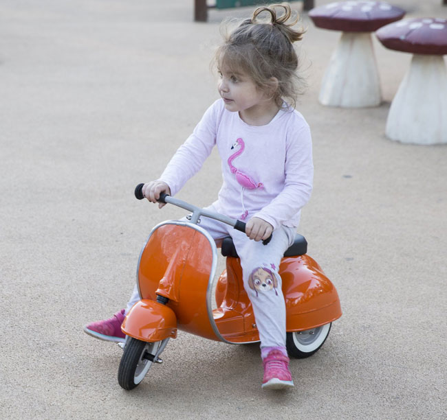 Primo Vespa-style scooter for kids by Ambosstoys