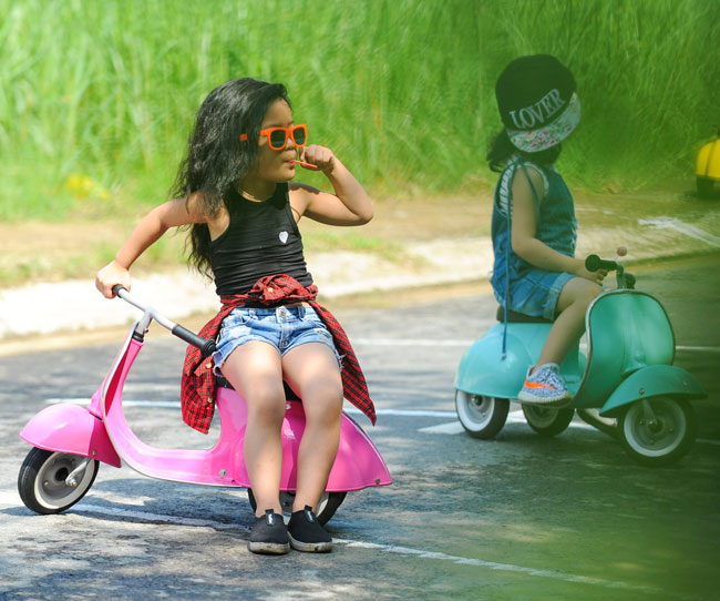 Primo Vespa-style scooter for kids by Ambosstoys