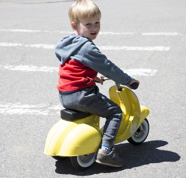 Primo Vespa-style scooter for kids by Ambosstoys